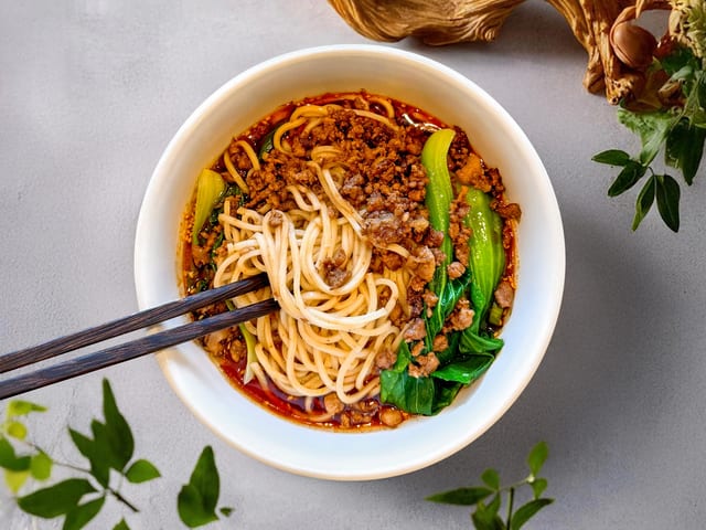 Spicy Chengdu Dan Dan Noodles / 成都红汤杂酱面.